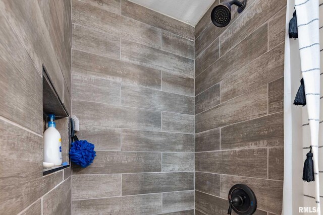 324 N Broadway, Goreville, IL 62939 - full bath with a tile shower