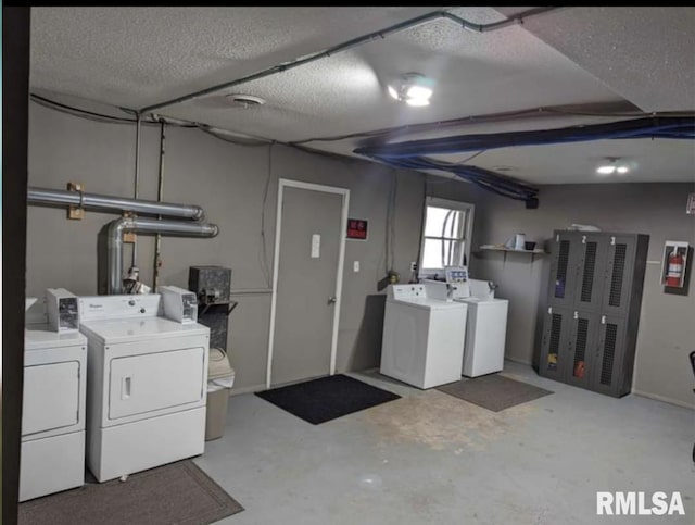 2705 N Lincoln Ave, Davenport, IA 52804 - laundry room with washing machine and dryer and a textured ceiling