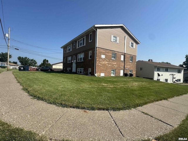 2705 N Lincoln Ave, Davenport, IA 52804 - view of side of property featuring a lawn and brick siding
