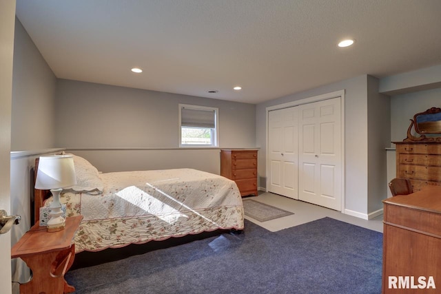 carpeted bedroom with recessed lighting and a closet