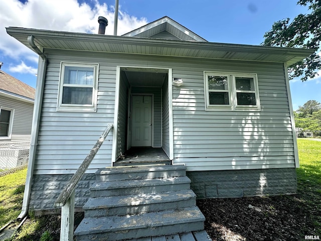2213 Locust St, Eldorado, IL 62930 - view of property entrance