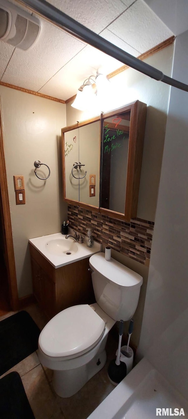 601 E St S, Kewanee, IL 61443 - half bathroom featuring tasteful backsplash, toilet, and vanity