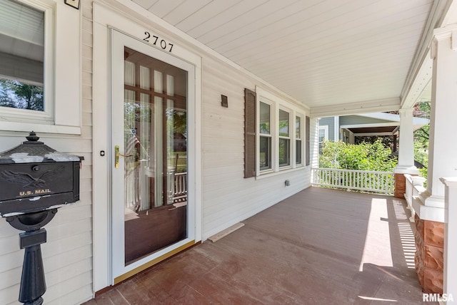 2707 Grand Ave, Davenport, IA 52803 - doorway to property with a porch