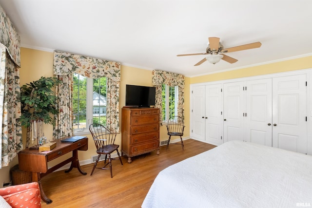 2615 12th St, Moline, IL 61265 - bedroom with light wood finished floors, crown molding, a closet, baseboards, and ceiling fan