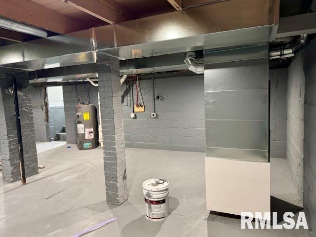 1203 13th Ave S, Clinton, IA 52732 - unfinished below grade area featuring electric water heater