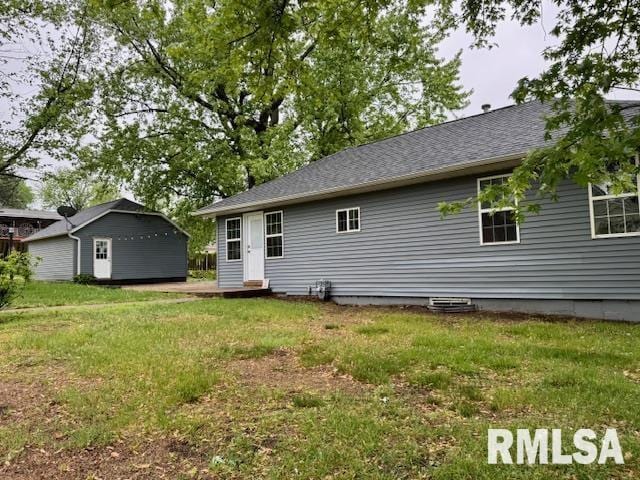 1203 13th Ave S, Clinton, IA 52732 - back of house with a lawn