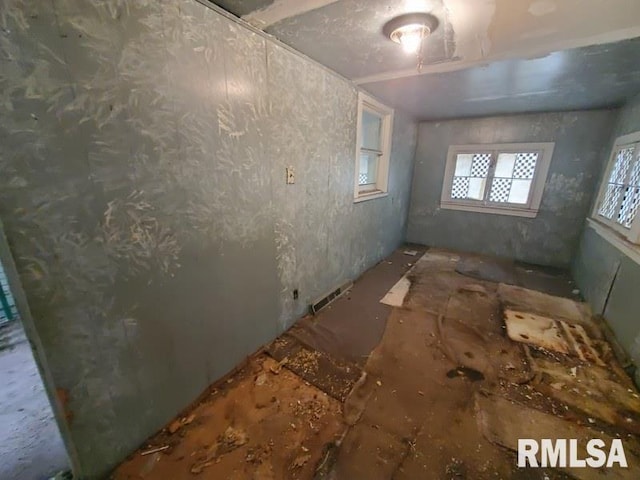 2327 7th St, Rock Island, IL 61201 - view of empty room