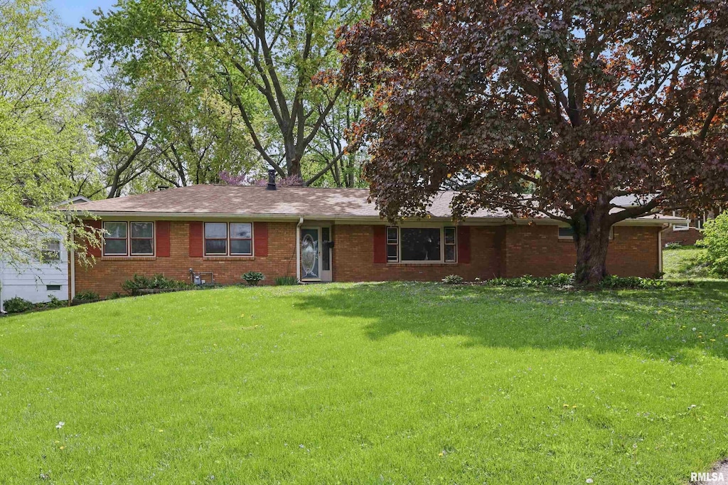 2521 Jersey Ridge Rd, Davenport, IA 52803 - single story home featuring brick siding and a front yard