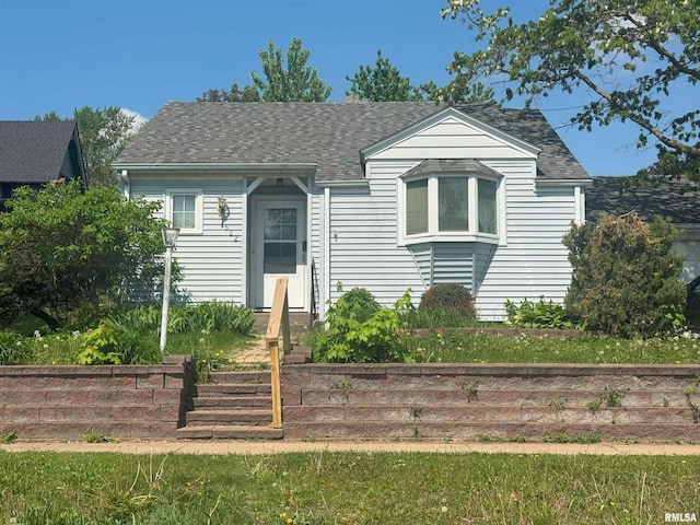 1522 N 4th St, Clinton, IA 52732 - bungalow-style house featuring roof with shingles