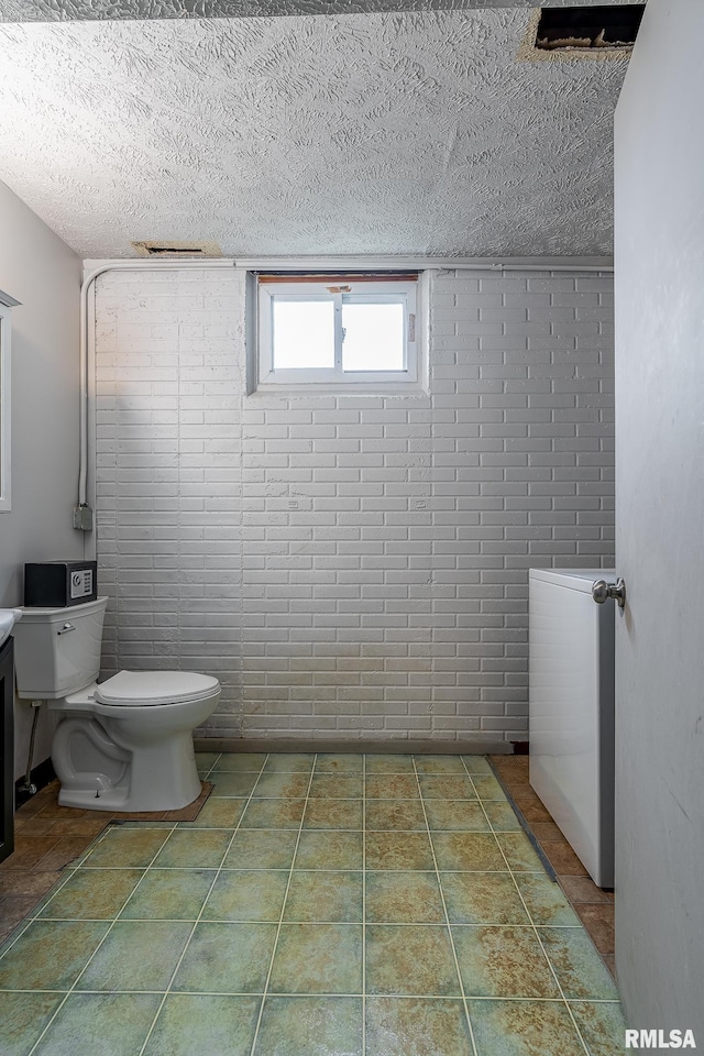 1656 Hitching Post Ln, Davenport, IA 52806 - bathroom with toilet and a textured ceiling