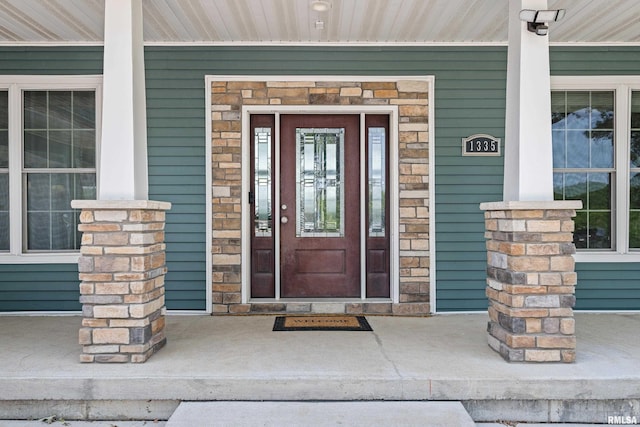 1335 N Utah Ave, Davenport, IA 52804 - view of exterior entry featuring stone siding and a porch