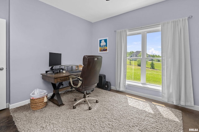 1335 N Utah Ave, Davenport, IA 52804 - home office with baseboards