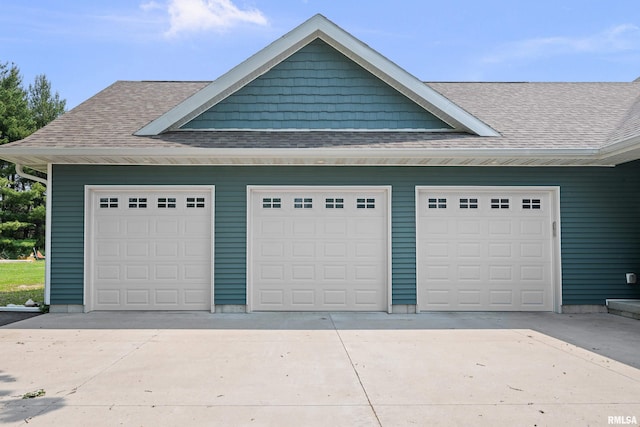 1335 N Utah Ave, Davenport, IA 52804 - garage with driveway