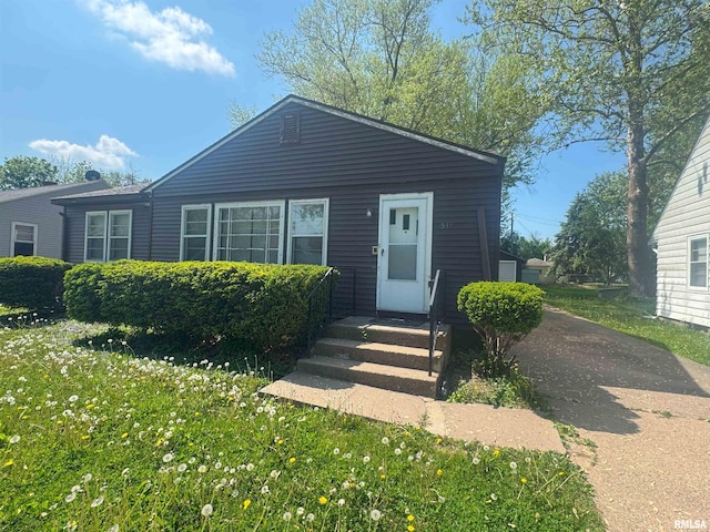 511 16th Ave N, Clinton, IA 52732 - view of front of property featuring entry steps and a front yard