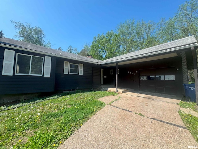 1510 Lazy Ln, Clinton, IA 52732 - ranch-style house featuring concrete driveway and a front lawn