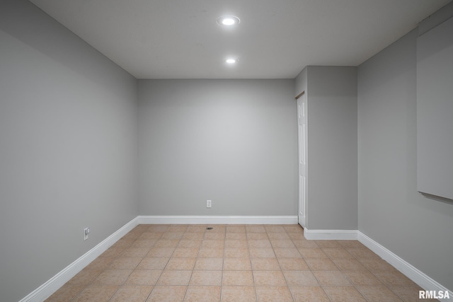 6939 Cresthill Dr, Davenport, IA 52806 - unfurnished room featuring recessed lighting and baseboards