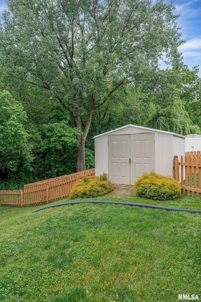 6939 Cresthill Dr, Davenport, IA 52806 - view of yard
