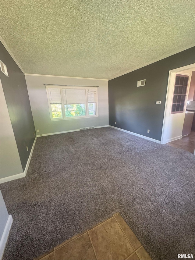1515 Lazy Ln, Clinton, IA 52732 - empty room featuring a textured ceiling, carpet flooring, and baseboards