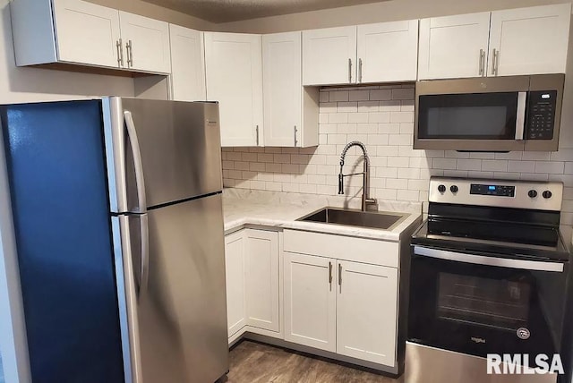 3567 Kimberly Downs Rd, Davenport, IA 52807 - kitchen featuring stainless steel appliances, a sink, light countertops, and white cabinets