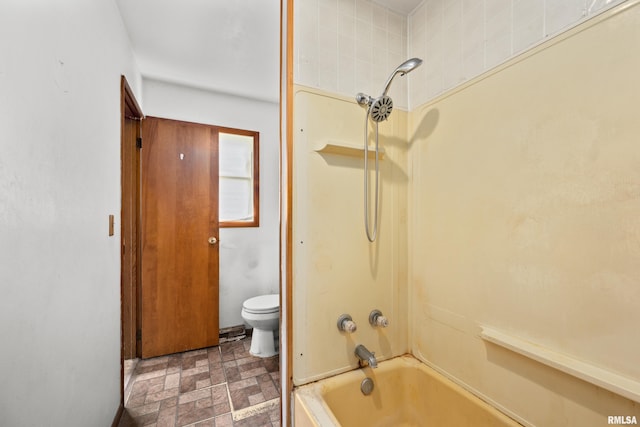 1206 10th Ave N, Clinton, IA 52732 - full bathroom featuring toilet and shower / bathtub combination