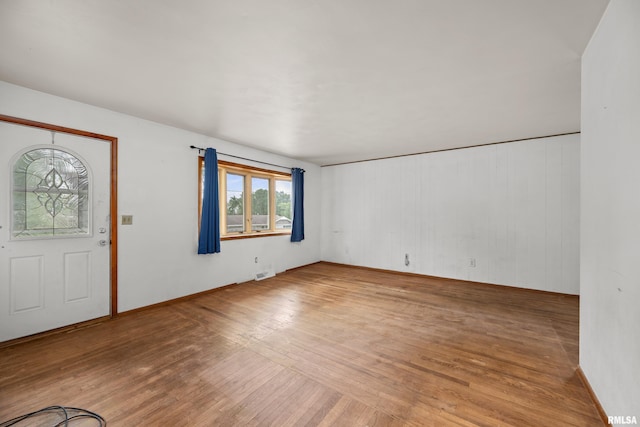 1206 10th Ave N, Clinton, IA 52732 - foyer featuring light wood-style flooring and baseboards