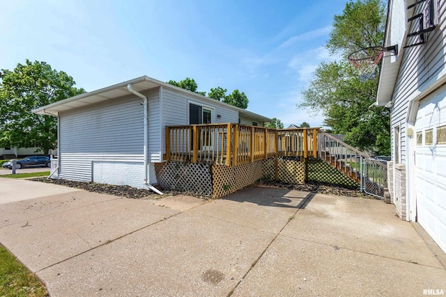 1413 N Pioneer St, Davenport, IA 52804 - view of home's exterior with a deck and driveway