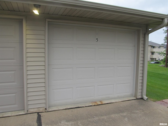 4186 Fairview Dr Unit 5, Bettendorf, IA 52722 - view of garage