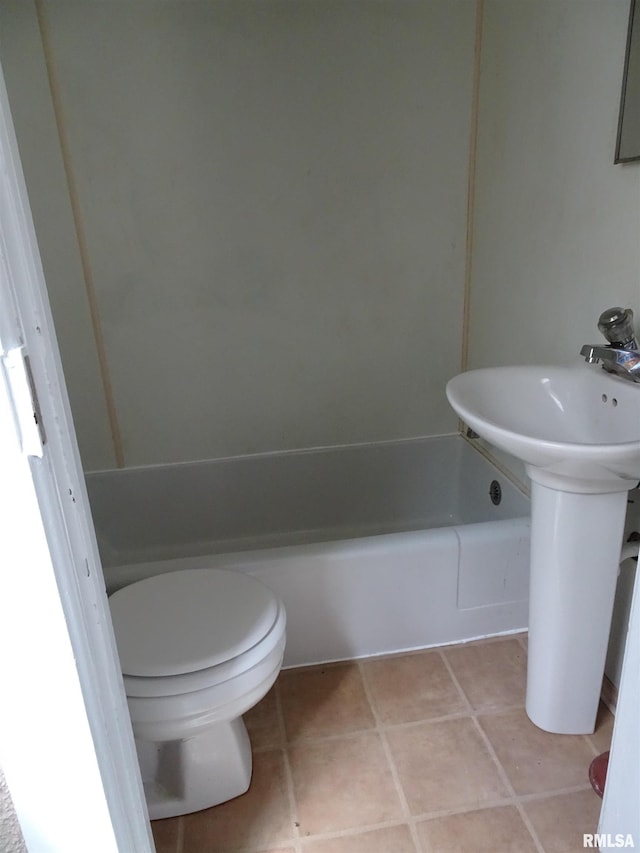 1916 E 13th St, Davenport, IA 52803 - full bathroom featuring toilet, tile patterned floors, and shower / tub combination