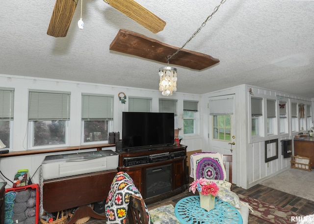 2015 N Zenith Ave, Davenport, IA 52804 - living area featuring a textured ceiling and a chandelier