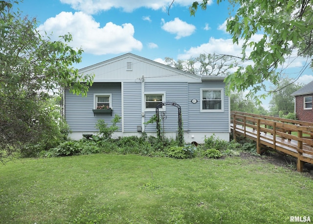 2015 N Zenith Ave, Davenport, IA 52804 - rear view of house featuring a yard