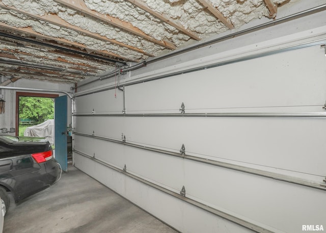 2015 N Zenith Ave, Davenport, IA 52804 - view of garage