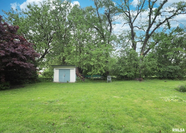 2015 N Zenith Ave, Davenport, IA 52804 - view of grassy yard