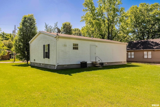 402 S Meadow St, Royalton, IL 62983 - back of house with entry steps, crawl space, and a lawn