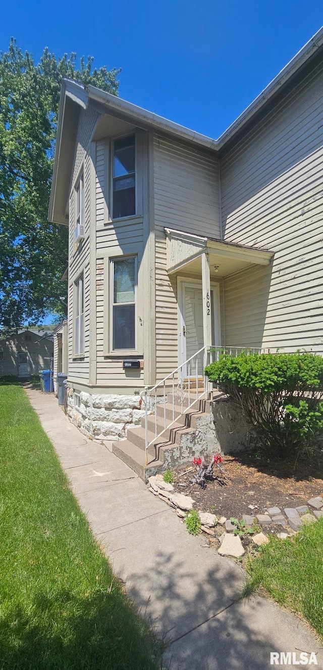 602 Kenilworth Ct, Clinton, IA 52732 - view of property entrance
