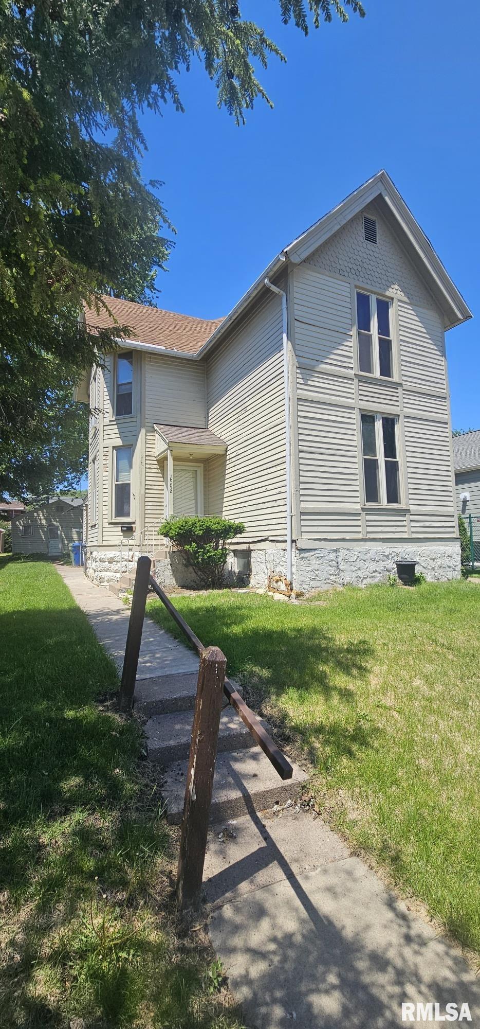 602 Kenilworth Ct, Clinton, IA 52732 - view of property exterior with a yard
