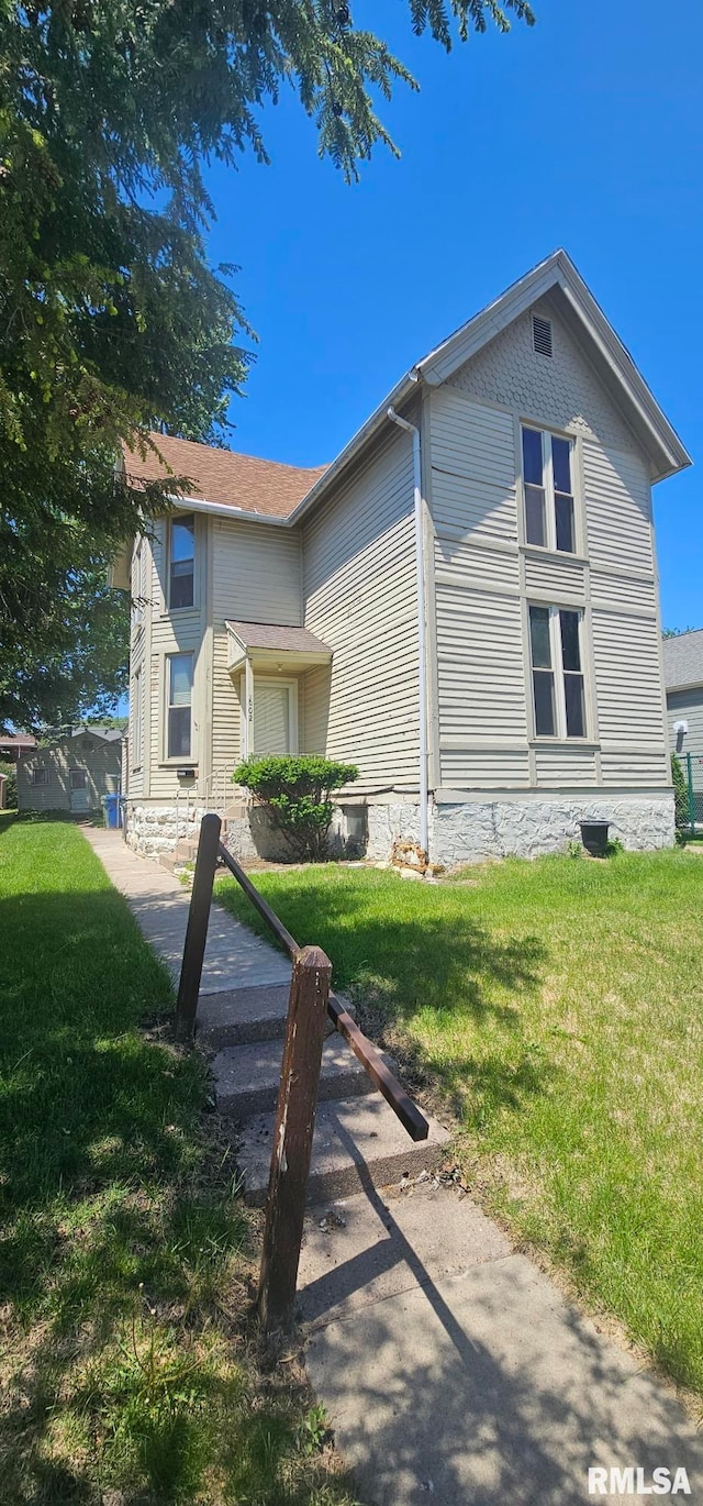 602 Kenilworth Ct, Clinton, IA 52732 - view of property exterior with a yard