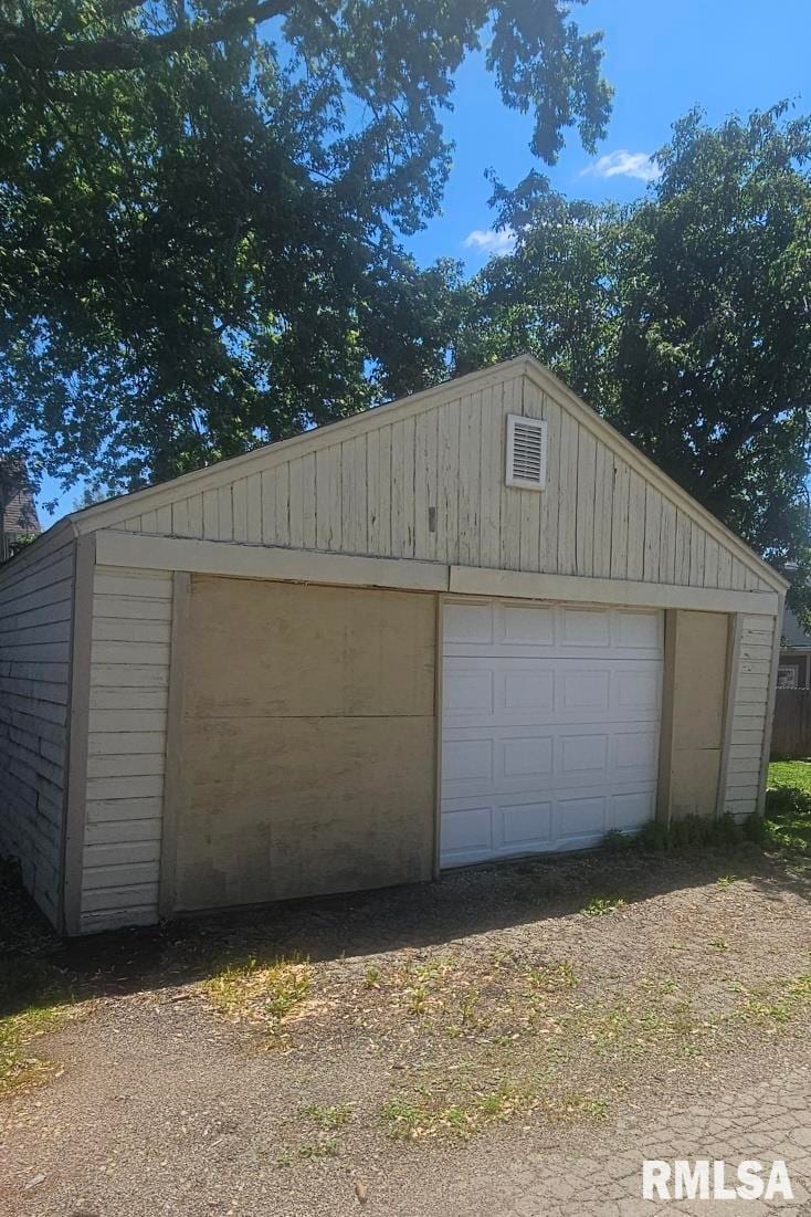 602 Kenilworth Ct, Clinton, IA 52732 - view of detached garage