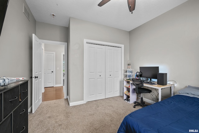 510 W Pinehurst Dr, Eldridge, IA 52748 - carpeted bedroom featuring a closet, baseboards, a ceiling fan, and a desk