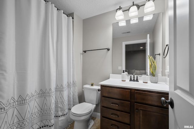510 W Pinehurst Dr, Eldridge, IA 52748 - full bath featuring a textured ceiling, toilet, vanity, and curtained shower