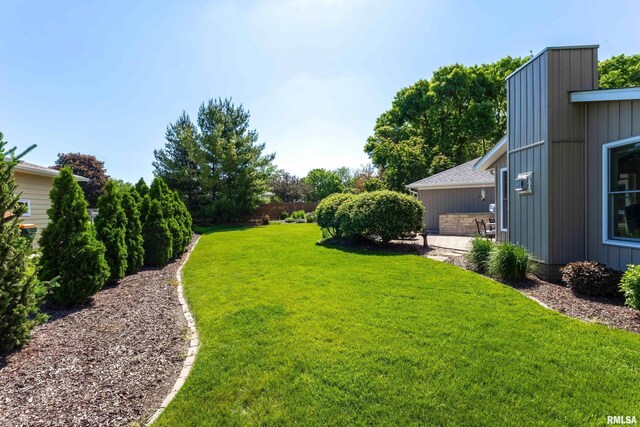 2312 Windsor Dr, Davenport, IA 52807 - view of grassy yard