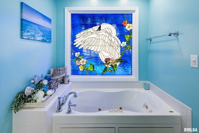 605 Lakeshore Dr S, Goreville, IL 62939 - bathroom featuring a jetted tub