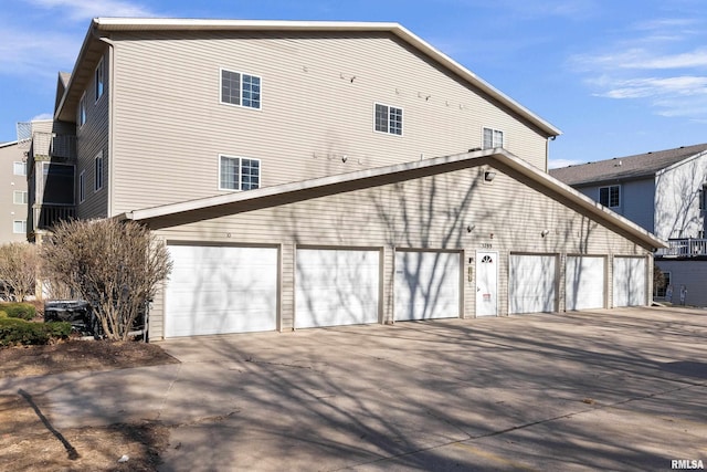 3814 Creek Hill Dr, Bettendorf, IA 52722 - back of property with concrete driveway and a garage