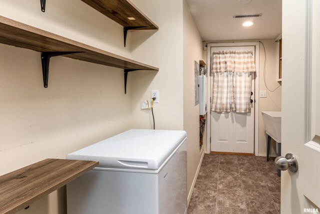1104 E Lindell St, West Frankfort, IL 62896 - laundry area with baseboards