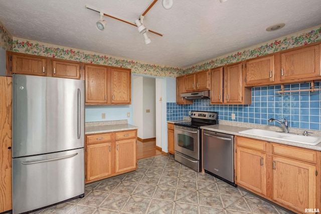 4675 Kynnelworth Dr Unit 301, Bettendorf, IA 52722 - kitchen featuring stainless steel appliances, a sink, under cabinet range hood, and light countertops