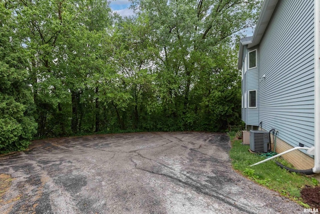 4675 Kynnelworth Dr Unit 301, Bettendorf, IA 52722 - view of patio featuring central AC unit