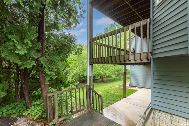 4675 Kynnelworth Dr Unit 301, Bettendorf, IA 52722 - deck featuring a lawn