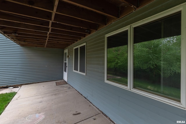 4675 Kynnelworth Dr Unit 301, Bettendorf, IA 52722 - view of patio / terrace