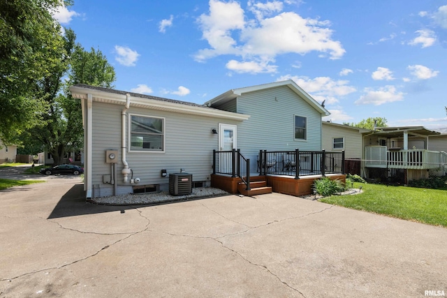 2614 W 59th St, Davenport, IA 52806 - rear view of property with central AC, a yard, and a deck