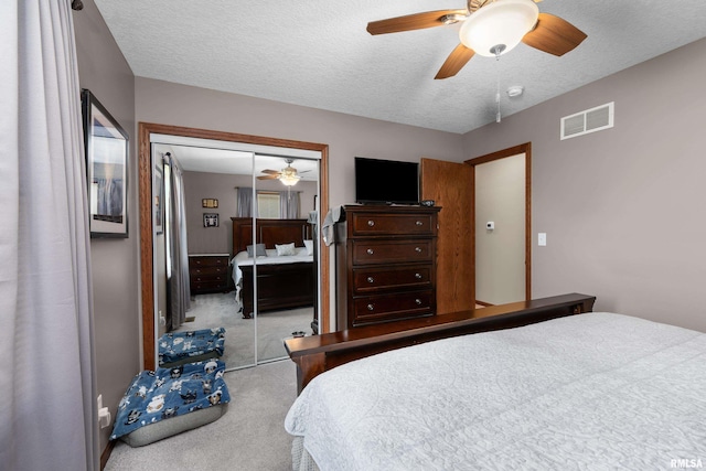 2614 W 59th St, Davenport, IA 52806 - bedroom with carpet floors, a closet, a ceiling fan, and a textured ceiling