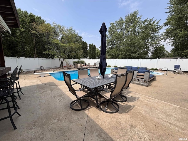 462 Circle Dr, Kewanee, IL 61443 - view of swimming pool featuring a patio area, a fenced backyard, and a diving board